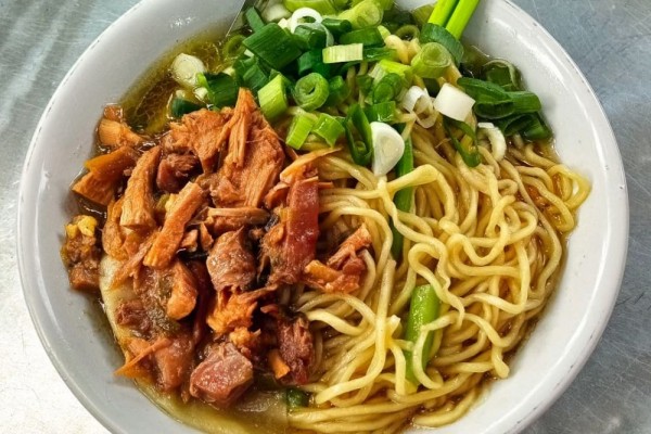 Mie Ayam Pak Tris: Rahasia Kaldu yang Menggoda di Jantung Cilacap