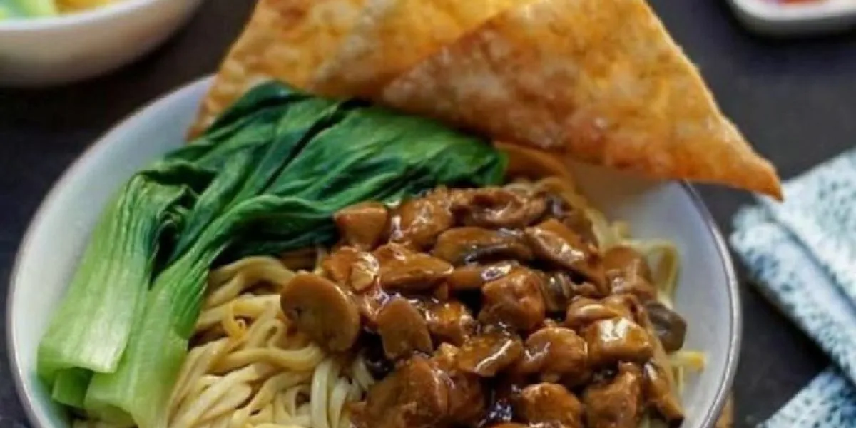 Mie Ayam Pak Tris: Rahasia Kaldu yang Menggoda di Jantung Cilacap